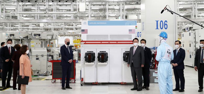 윤석열 대통령과 조 바이든 미국 대통령이 2022년 5월 20일 경기 평택 삼성전자 반도체 공장을 방문해 반도체 생산라인을 둘러보며 관계자의 설명을 듣고 있다. 대한민국은 미중 관계에 영향을 미칠 수 있는 세계 5위의 제조업 강국이다./대통령실사진기자단-뉴스1