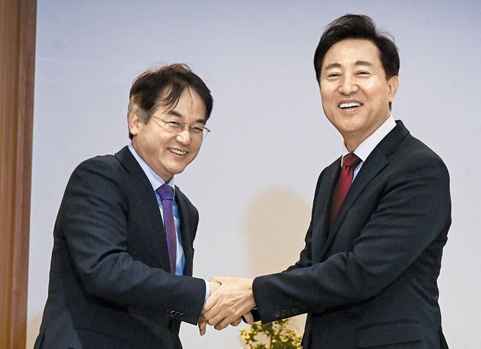 오세훈, 이동환 고양시장 만나 - 오세훈(오른쪽) 서울시장과 이동환 경기 고양시장이 21일 서울시장 집무실에서 만남을 가진 뒤 손을 맞잡고 포즈를 취하고 있다. /뉴스1