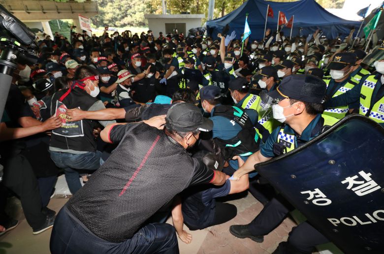 지난 2021년 9월 24일 오전 세종시 금남면 SPC삼립 세종공장 앞에서 민노총 산하 화물연대 노조원들이 경찰과 몸싸움을 벌이는 모습. /조선일보DB