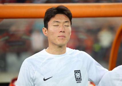 축구 국가대표팀 황의조가 애국가 연주 때 눈을 감고 팀 동료들과 어깨동무를 하고 있다. /연합뉴스