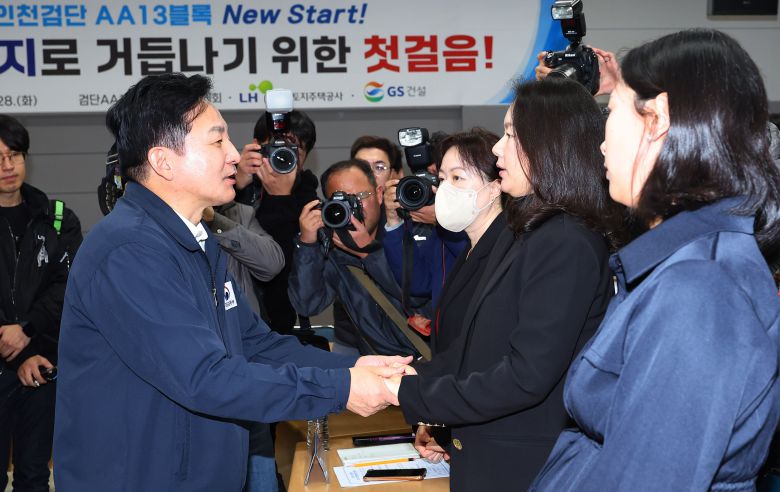 원희룡 국토교통부 장관이 28일 오후 인천시 서구 LH 검단사업단에서 열린 '검단 AA13블록 아파트 입주예정자 현장간담회'를 마치고 입주예정자 대표들의 손을 잡고 대화하고 있다./연합뉴스