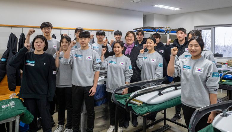 문화체육관광부 장미란 2차관이 강원도 평창 슬라이딩센터에서 선수들과 포즈를 취했다. /김지호 기자
