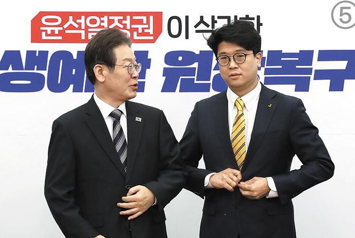 이재명(왼쪽) 더불어민주당 대표가 29일 국회에서 김준우 정의당 비상대책위원장을 만났다. 이 대표는 “(비례대표) 병립형으로의 퇴행은 막는 유의미한 결단을 해달라”는 김 비대위원장의 요청에 대해 “(두 당이) 목표에 이르는 과정이나 수단, 방법은 조금씩 차이가 있다”고 했다. /뉴스1