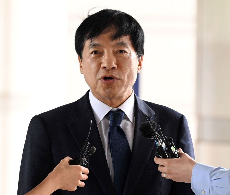 이성윤 전 서울중앙지검장(현 법무연수원 연구위원)이 지난 7월 18일 서울고법에서 열린 ‘김학의 전 법무부 차관 불법 출국 금지’ 의혹 수사 방해 혐의에 대한 항소심 재판에 출석하고 있다. /뉴스1