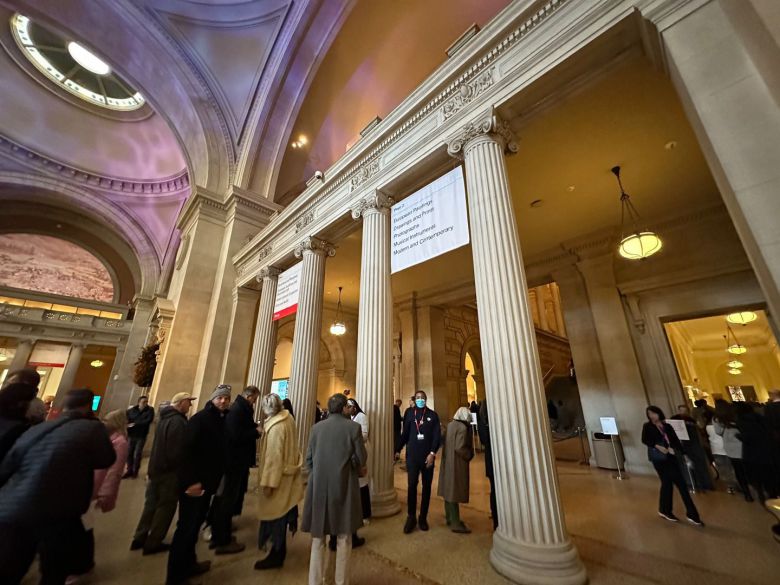 유럽 회화갤러리가 5년 만에 재개장한 지난 20일(현지 시각), 메트로폴리탄 미술관은 관람객으로 가득 찼다. /윤주헌 특파원