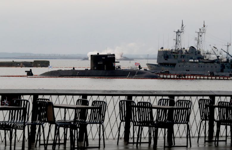 러시아 상트페테르부르크 외곽 크론슈타트 항에 정박 중인 러시아 군함과 잠수함. /EPA 연합뉴스