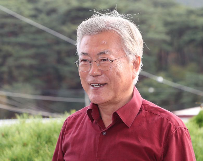 문재인 전 대통령이 지난달 9일 오후 경남 양산시 하북면 평산책방에서 열린 책 '디케의 눈물'의 작가 조국 전 법무부 장관의 사인회를 방문하고 있다. /뉴스1