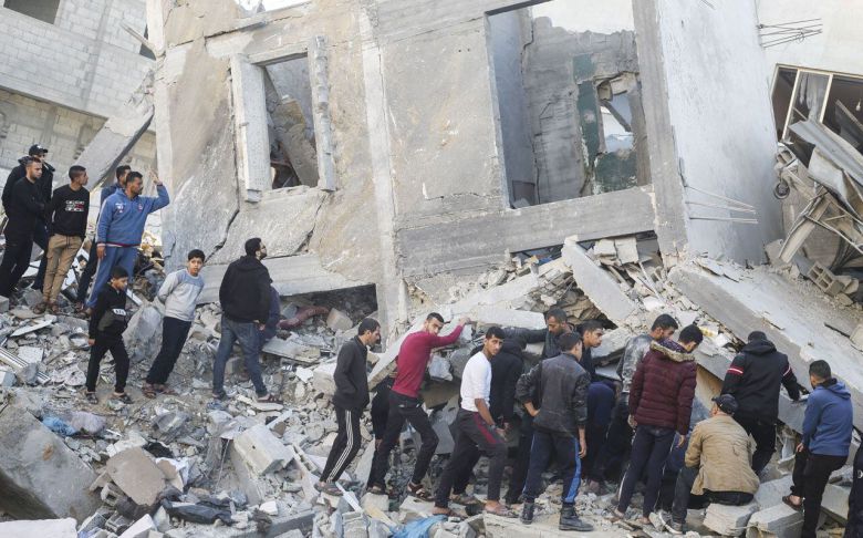 이집트 접경 라파도 초토화 - 3일(현지 시각) 가자지구 최남단의 이집트 국경 도시 라파에서 주민들이 이스라엘 공습으로 무너진 건물을 수색하고 있다. 이날 이스라엘군은 라파 동부 지역을 탱크 등으로 공격하고, 가자 남부의 최대 도시 칸유니스 주변의 주택, 학교, 이슬람 사원 등 50여 곳을 타격했다. 가자 남부 일대에는 가자 주민 230만명 중 70%가량이 대피 중인 것으로 알려졌다. /AP 연합뉴스