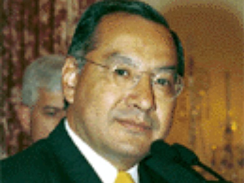 미국 국무부가 공개한 빅터 마누엘 로차 전 주볼리비아 미국대사의 외교관 활동 당시 사진. 로차는 1981년부터 약 40년 간 쿠바 총첩보국을 위해 일한 혐의로 체포 기소됐다. /AP 연합뉴스