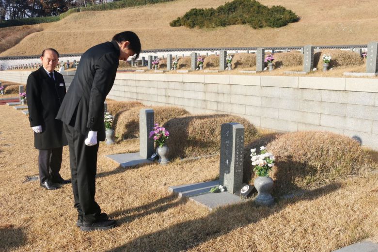 조국 전 법무부 장관이 5일 오전 광주 국립5·18민주묘지를 찾아 무명열사 묘역에서 묵념하고 있다./국립 5·18 민주묘지 제공