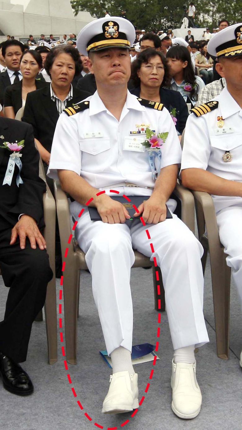 보훈부 차관으로 임명된 이희완 대령이 의족(빨간원)을 착용한 모습./이태경 기자