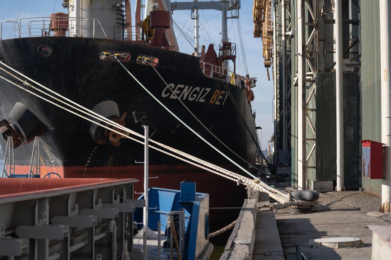 지난달 말 우크라이나 남부 미콜라이우에서 농산물 회사 '니불론'이 운영하는 항구에 정박해 있는 화물선. 지난해 2월 러시아가 우크라이나를 침공한 후 흑해로 나가는 배들을 폭격하겠다고 공격하면서 1년 10개월째 항구에 묶여 있다. /볼로디미르 케펠(PIJL)