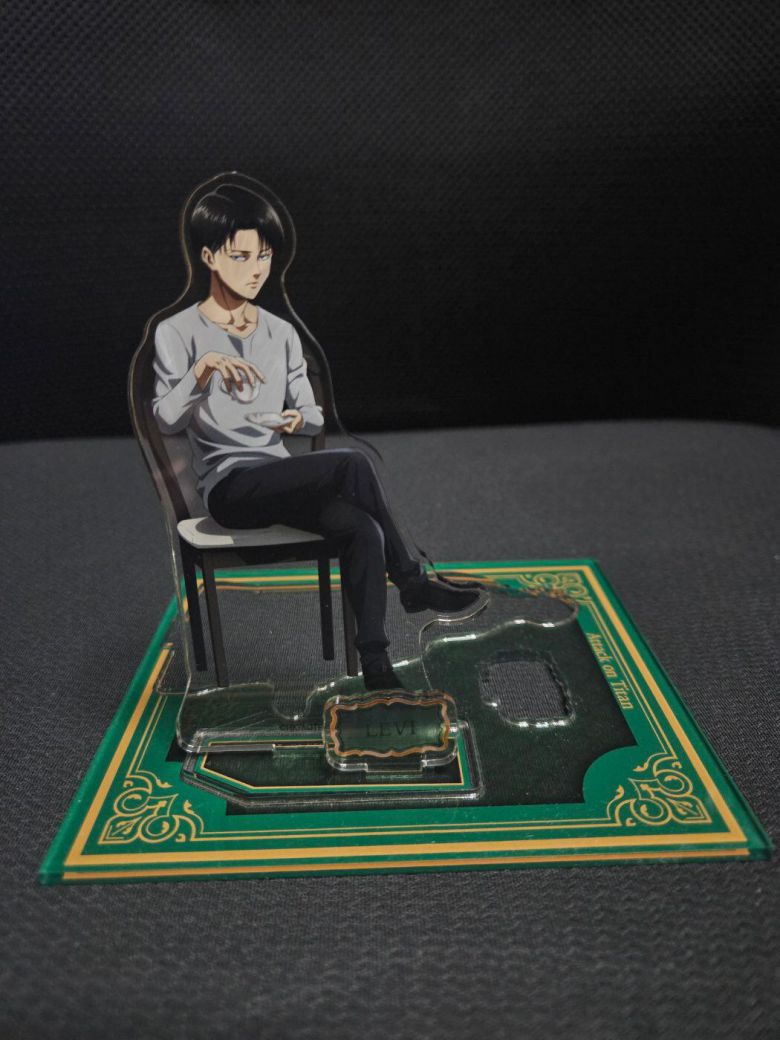 일본에서 최근 아쿠스타(アクスタ·아크릴 스탠드)가 유행 중이다. 아크릴 소재로 된 판에 게임·애니메이션 등 캐릭터를 인쇄한 것으로 분리·조립하면 조형물처럼 쓸 수 있다. 사진은 기자가 소장 중인 애니메이션 '진격의 거인' 속 캐릭터 리바이 병장 아쿠스타.