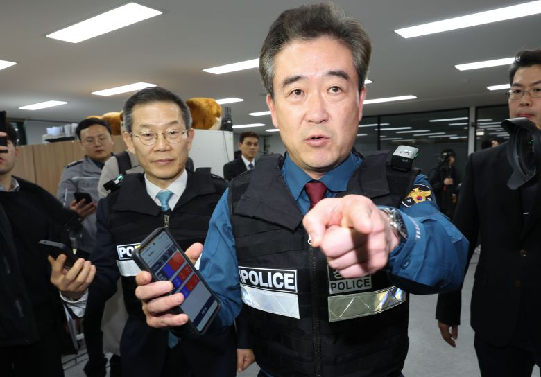 이종호 과학기술정보통신부 장관(왼쪽)과 윤희근 경찰청장이 6일 서울 도봉구 도봉경찰서 인근 건물에서 피의자가 스토킹 피해자를 건물 내부에 감금한 후 도주한 상황을 가정, 피해자를 구조하고 용의자를 검거하기 위한 디지털 기반 주요 기술을 시연하고 있다. /뉴스1