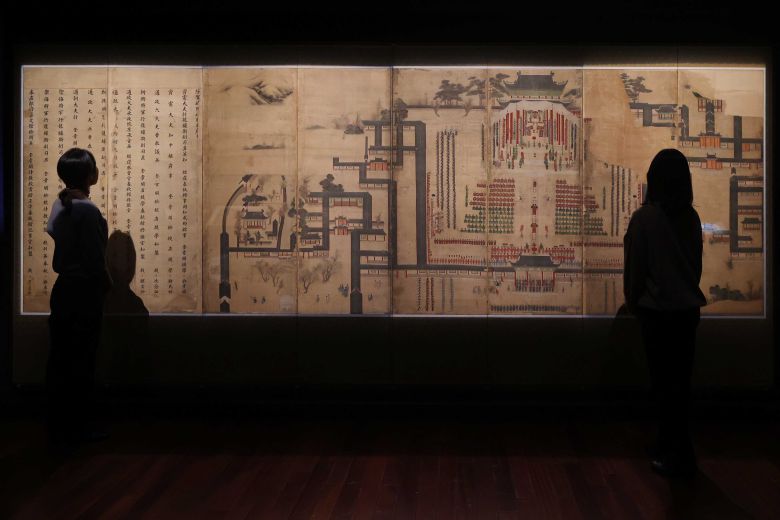 7일 오전 국립중앙박물관 특별전 '탕탕평평-글과 그림의 힘' 언론공개회에서 참석자들이 8폭 병풍 '진하도'를 살펴보고 있다. /연합뉴스