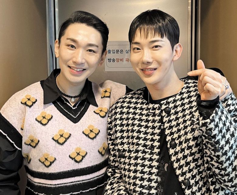 뮤지컬 '렌트'에 '앤젤'로 함께 출연 중인 배우 김호영(왼쪽)과 조권. /배우 조권 제공