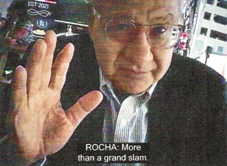 빅터 마누엘 로차 전 주볼리비아 미국 대사가 쿠바 총첩보국 요원인 것처럼 위장한 FBI 수사관과 접선했을 당시 촬영한 동영상 장면. 1981년부터 2002년까지 미정부에서 중남미 담당 외교관으로 일했던 그는 국무부 입직 전과 은퇴 후를 포함해 40여 년간 쿠바의 스파이로 활동해 왔던 사실이 드러나 체포됐다. /AP 연합뉴스