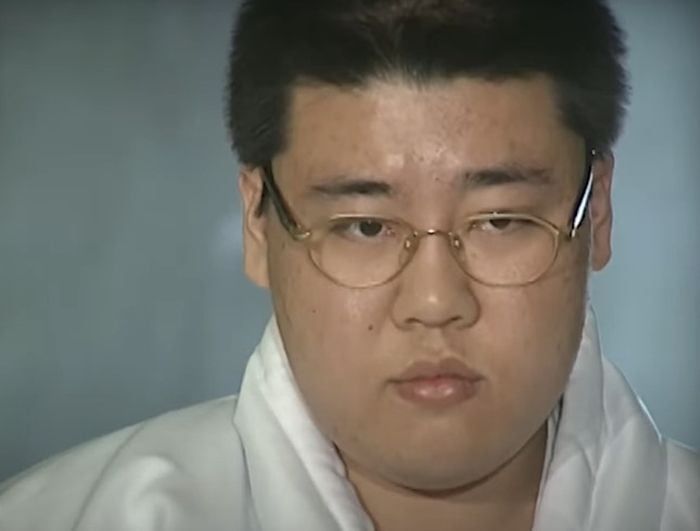 사형을 선고받고 교도소에 수감되는 박한상. 이때 그는 몰려든 취재진을 향해 욕설을 했다. /tvN 유튜브 영상