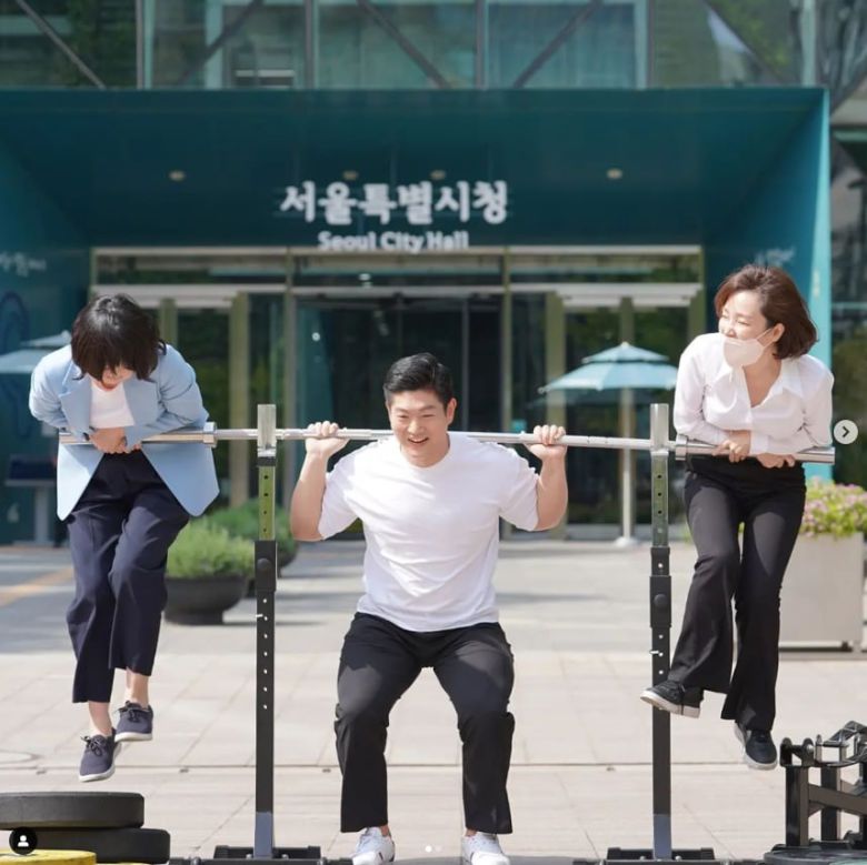 국민의힘 김재섭(36) 서울 도봉갑 당협위원장은 10일 본지 인터뷰에서 “용산 참모, 장관 등을 지낸 분들이 분당 같은 ‘꿀 지역구’에만 앞다퉈 출마하려는 모습은 침몰하는 타이태닉에서 선상 파티를 즐기는 격”이라고 했다. 사진은 지난해 서울시청 앞에서 열린 한 헬스 유튜브 행사에서 ‘인간 스쿼트’ 시범을 보이고 있는 김 위원장. 그는 3대 중량 운동(벤치프레스·스쿼트·데드리프트) 530㎏을 기록한 헬스 애호가다. 2030 남성들이 붙여준 별명은 ‘헬스부 장관’이다./김재섭 인스타그램