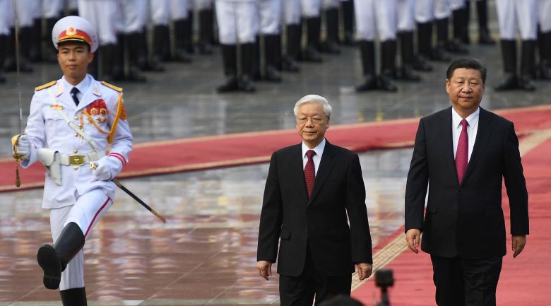 지난 2017년 11월 12일 시진핑 중국 국가주석이 베트남 하노이를 방문해 응우옌푸쫑 베트남 공산당 서기장과 나란히 걷고 있다. 시진핑은 6년 만인 이달 12일, 이틀 일정으로 베트남을 방문해 중국과 베트남의 관계 강화에 나선다. /AP 연합뉴스