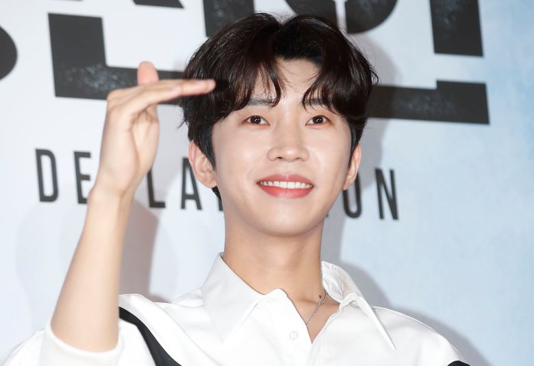 가수 임영웅이 '건행(건강하고 행복하자)' 인사 포즈를 하고 있다./ 뉴스1