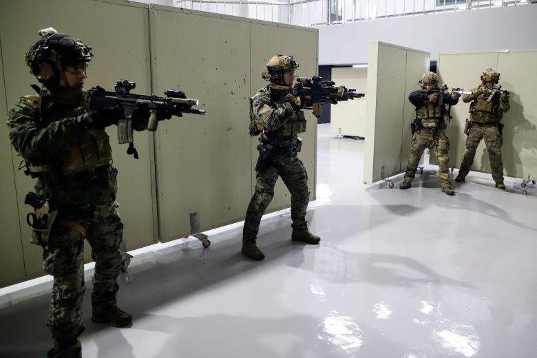 한미 특수전부대 장병들이 지난 18일 경기 광주시 특수전학교 훈련장에서 연합 특수작전 훈련의 일환으로 핵심지역 내부 소탕전술 훈련을 하고 있다. /합동참모본부