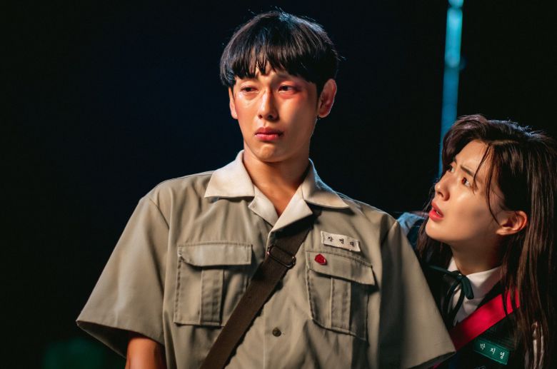 매일 일진들에게 맞고 살던 병태(임시완·왼쪽)는 지영(이선빈)의 도움을 받아 반격을 노린다. /쿠팡플레이