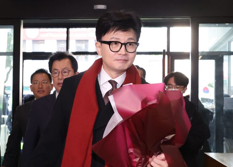 환영 꽃다발을 든 국민의힘 한동훈 비상대책위원장이 26일 취임식을 위해 여의도 국민의힘 당사로 들어가고 있다./사진공동취재단