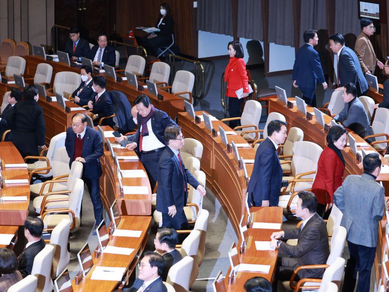 국민의힘 의원들이 28일 국회 본회의에서 대장동 50억 클럽 특검법이 표결되기 전 퇴장하고 있다. /연합뉴스