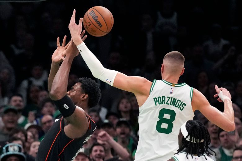 디트로이트 피스톤스가 29일 열린 NBA(미 프로농구) 원정 경기에서 보스턴 셀틱스에 연장까지 가는 접전을 벌이고도 122대128로 역전패했다. 28연패다. 피스톤스 제일런 듀런(오른쪽)이 셀틱스 크리스탑스 포르진기스와 공을 다투고 있다. [AP 연합뉴스]