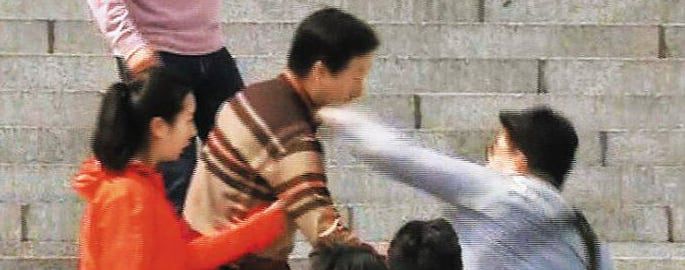 2018년 5월 국회에서 단식 농성 중이던 자유한국당 김성태(가운데) 원내대표가 국회 본관 앞 계단에서 한 남성에게 턱을 가격당하고 있는 모습./ 조선DB