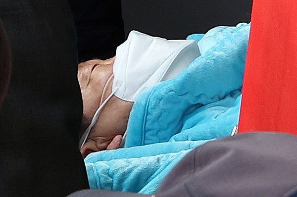 부산에서 신원 미상 남성에게 습격을 당한 이재명 더불어민주당 대표가 2일 오후 서울 종로구 서울대병원으로 이송되고 있다. /뉴스1