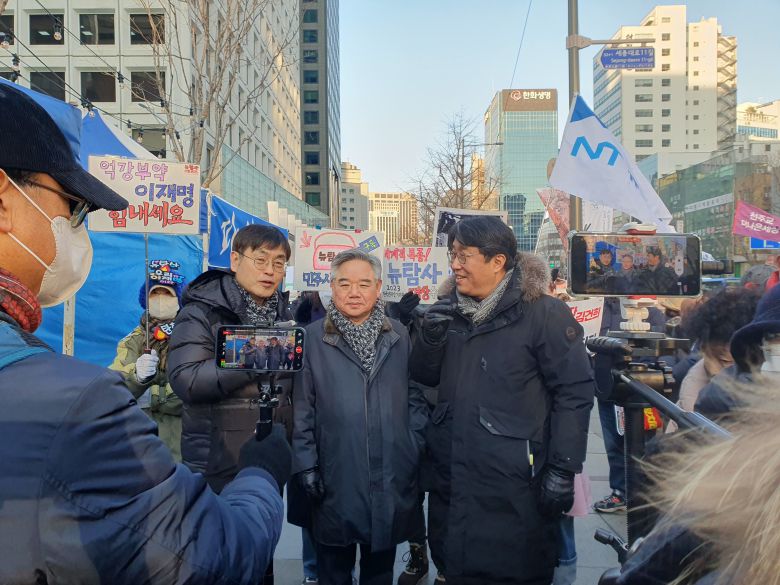 6일 오후 서울 숭례문 인근에서 열린 '촛불대행진' 집회에 참석한 더탐사 기자들./강우석 기자