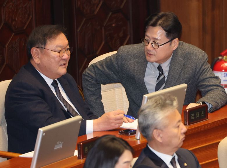 9일 열린 국회 본회의에서 더불어민주당 홍익표 원내대표가 김태년 의원과 대화하고 있다./연합뉴스