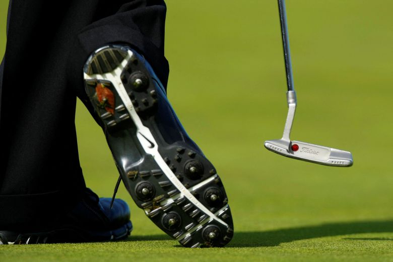 타이거 우즈가 2008년 1월 26일 샌디에이고 토리 파인스 남쪽 코스에서 열린 뷰익 인비테이셔널 골프 토너먼트 3라운드 경기 중 다섯 번째 그린에서 퍼팅을 기다리고 있다. 우즈의 이름이 퍼터에 새겨져 있다./로이터 뉴스1