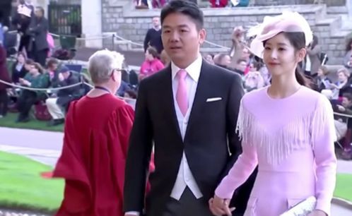 2018년 10월 12일 류창둥 JD(징둥)닷컴 창업자와 그의 부인 장쩌티엔 징둥공익기금 이사장이 영국 런던 근교 윈저성에서 열린 왕실 유지니 빅토리아 헬레나 공주의 결혼식에 하객으로 참석하고 있는 모습. /조선DB