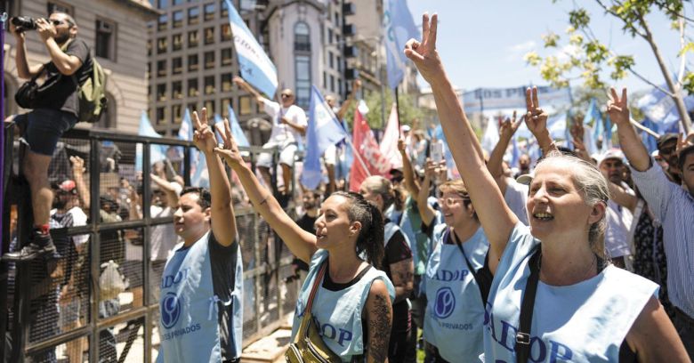 지난달 27일 아르헨티나 수도 부에노스아이레스 대법원 앞에서 하비에르 밀레이 대통령의 경제 개혁에 반대하는 노조 등 반정부 시위대가 손가락으로 승리를 뜻하는 'V 자'를 그리고 있다. 취임 한 달을 맞은 밀레이 대통령은 공공 부문 축소, 규제 철폐, 노동 개혁 등 1000개에 달하는 법령을 발표·시행했다. /AP 연합뉴스