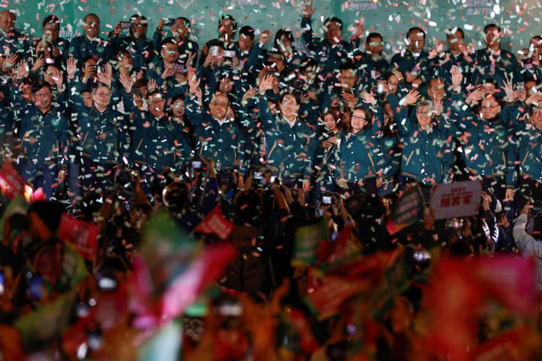 대만 총통 선거에서 승리한 민진당 진영이 13일 밤 타이베이에서 자축하고 있다./로이터 연합뉴스