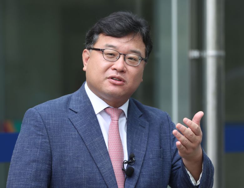 웹툰작가 주호민씨의 아들을 담당한 특수교사 A씨의 아동학대범죄의 처벌 등에 관한 특례법 위반 혐의 3차 공판이 재개된 지난해 8월 28일 오후 경기 수원시 영통구 수원지방법원에서 김기윤 경기도교육청 고문 변호사가 취재진의 질문에 답하고 있다. /뉴스1