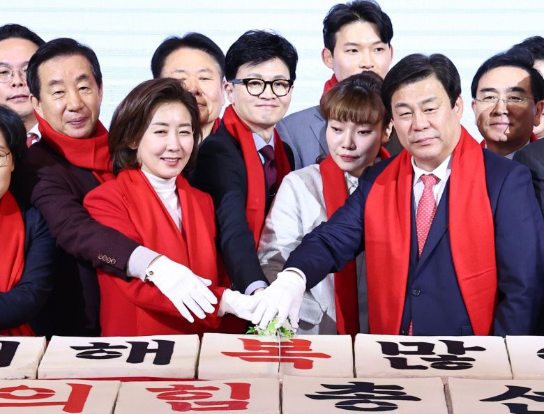 한동훈 국민의힘 비상대책위원장 등 참석자들이 17일 오전 서울 마포구 케이터틀에서 열린 국민의힘 서울시당 신년인사회에서 신년 떡케이크를 자르고 있다./뉴스1