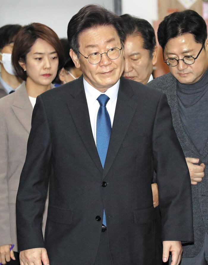 더불어민주당 이재명 대표가 19일 국회에서 열린 최고위원 회의에 참석하고 있다. /이덕훈 기자