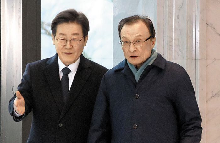 더불어민주당 이재명(왼쪽) 대표와 이해찬 상임고문이 21일 여의도 한 식당에서 오찬 후 이동하고 있다. /장련성 기자