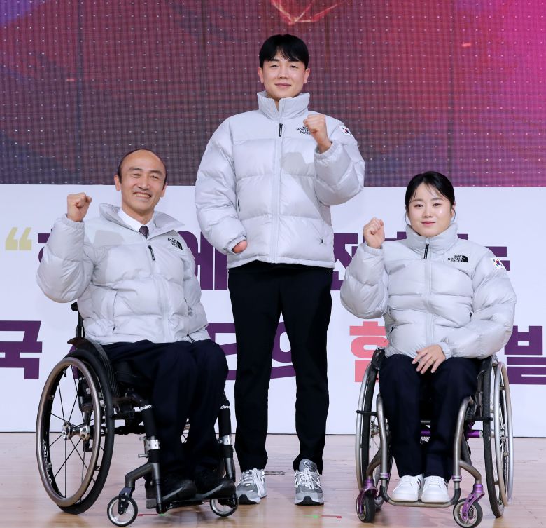 정진완 대한장애인체육회 회장(왼쪽부터)과 태권도 국가대표 주정훈과 배드민턴 국가대표 권현아가 25일 경기 이천 장애인국가대표선수촌에서 열린 2024년 국가대표 훈련 개시식에 참석한 모습. /대한장애인체육회