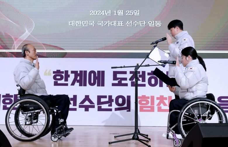 장애인 국가대표 주정훈과 권현아가 25일 경기 이천 장애인국가대표선수촌에서 열린 2024년 국가대표 훈련 개시식에서 선수 선서를 하는 모습. 왼쪽은 정진완 대한장애인체육회 회장. /대한장애인체육회