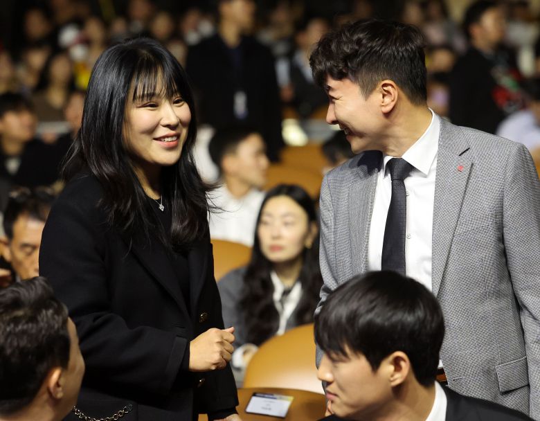 이예랑 대표가 지난해 12월 11일 열린 KBO 골든글러브 시상식에서 롯데 자이언츠 단장에 새로 선임된 박준혁 단장과 대화를 나누고 있다. 이 대표는 구단들이 가장 상대하기 어려운 에이전트 중 하나다. 이 대표는 "보통 계약협상을 할 때 10개 이상의 제안을 준비했다가 하나씩 제시하면서 구단의 생각을 파악해 접점을 찾는다"고 했다. /뉴스1