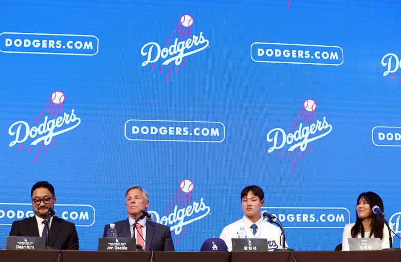 2023년 8월 메이저리그 LA다저스와 마산 용마고 투수 장현석이 입단기자회견을 여는 모습.  왼쪽부터 딘 킴 한국 담당 국제 스카우트, 존 디블 태평양 지역 스카우팅 디렉터, 장현석, 이예랑 리코스포츠에이전시 대표.  이 대표는 "장현석과는 중학교 3학년때부터 인연을 맺었고, 평생을 함께 할 수도 있는 친구"라며 "미국생활에 순조롭게 적응하는 것 같아 기대가 된다"고 했다. /연합뉴스