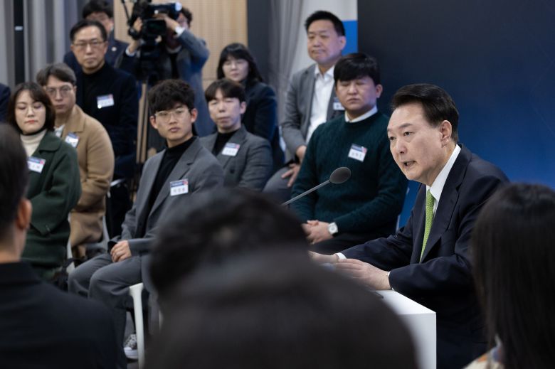 윤석열 대통령이 30일 경기 성남 판교 제2테크노밸리에서 '상생의 디지털, 국민권익 보호'를 주제로 열린 민생 토론회에서 발언하고 있다. /뉴스1