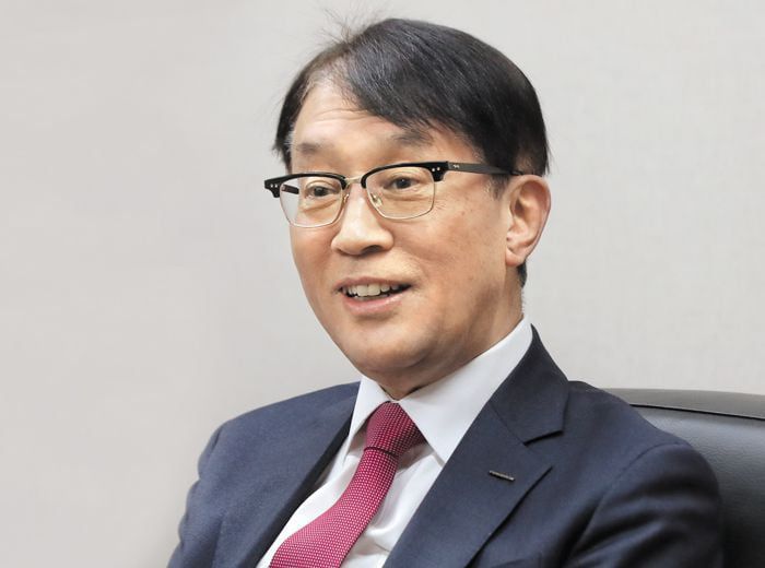 2일 오후 경북 포항에 있는 포스텍 대학본관에서 김성근 총장이 본지와 인터뷰하는 모습. 김 총장은 "투자금 1조2000억원으로 포스텍을 살려 지방 소멸 위기를 막고 국가 미래 경쟁력을 끌어올리겠다"고 했다. /김동환 기자