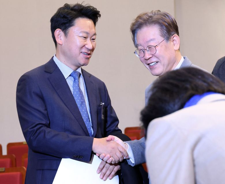 더불어민주당 이재명 대표가 작년 12월 7일 국회에서 열린 중앙위원회에서 노무현 전 대통령의 사위인 곽상언 종로 지역위원장과 인사하고 있다. /연합뉴스