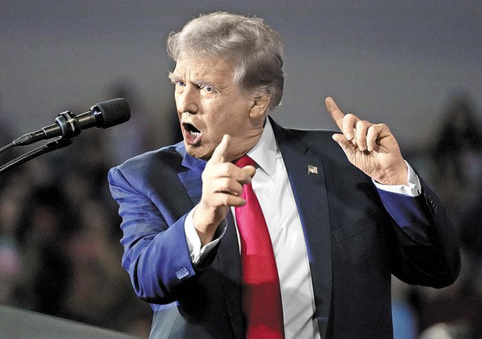 미국 공화당 대선 경선 후보인 도널드 트럼프 전 대통령이 지난 10일 사우스캐롤라이나주 콘웨이의 코스털 캐롤라이나대에서 열린 유세에서 발언하고 있다. 트럼프는 이날 나토(NATO·북대서양조약기구) 동맹국들이 충분한 방위비를 지불하지 않으면 러시아의 공격을 용인할 수 있다는 취지의 주장을 해 파문이 일었다. /AP 연합뉴스